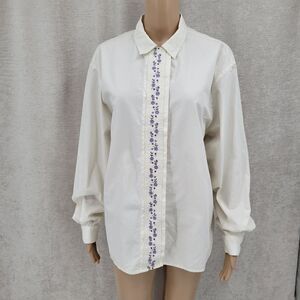 Russ Vintage Grandmacore White Crisp Cotton Blouse with Purple Floral Embroidery